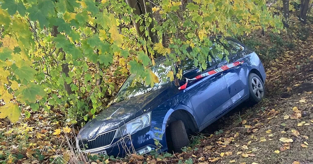 Verlassenes Auto liegt in Bünde in einem Graben