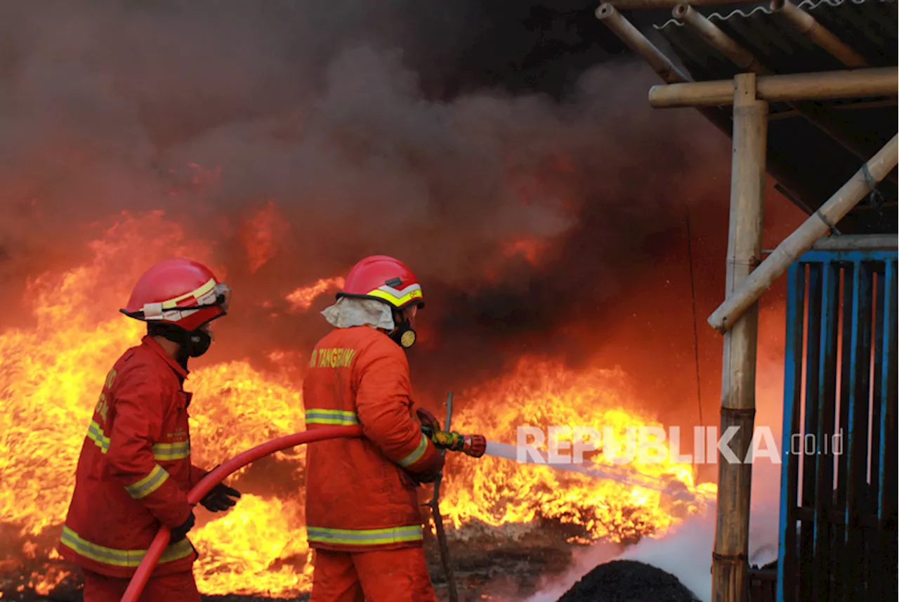 Kebakaran Gudang Wallpaper di Muara Baru Penjaringan, Api Habis Melumat Bangunan Gudang