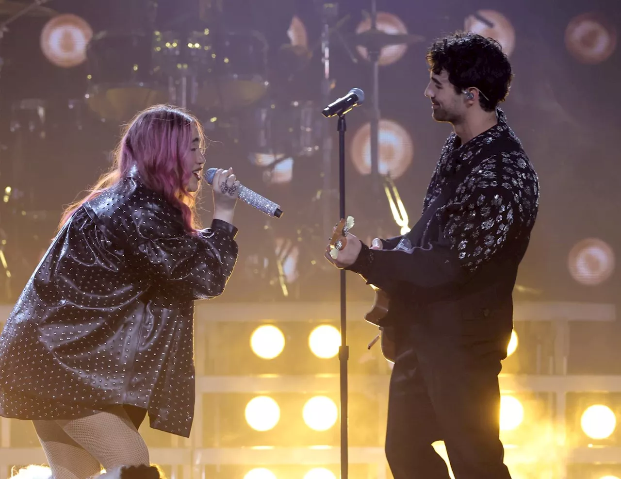 Watch Joe Jonas and Ela Taubert Perform ‘¿Cómo Pasó?’ at the Latin Grammys