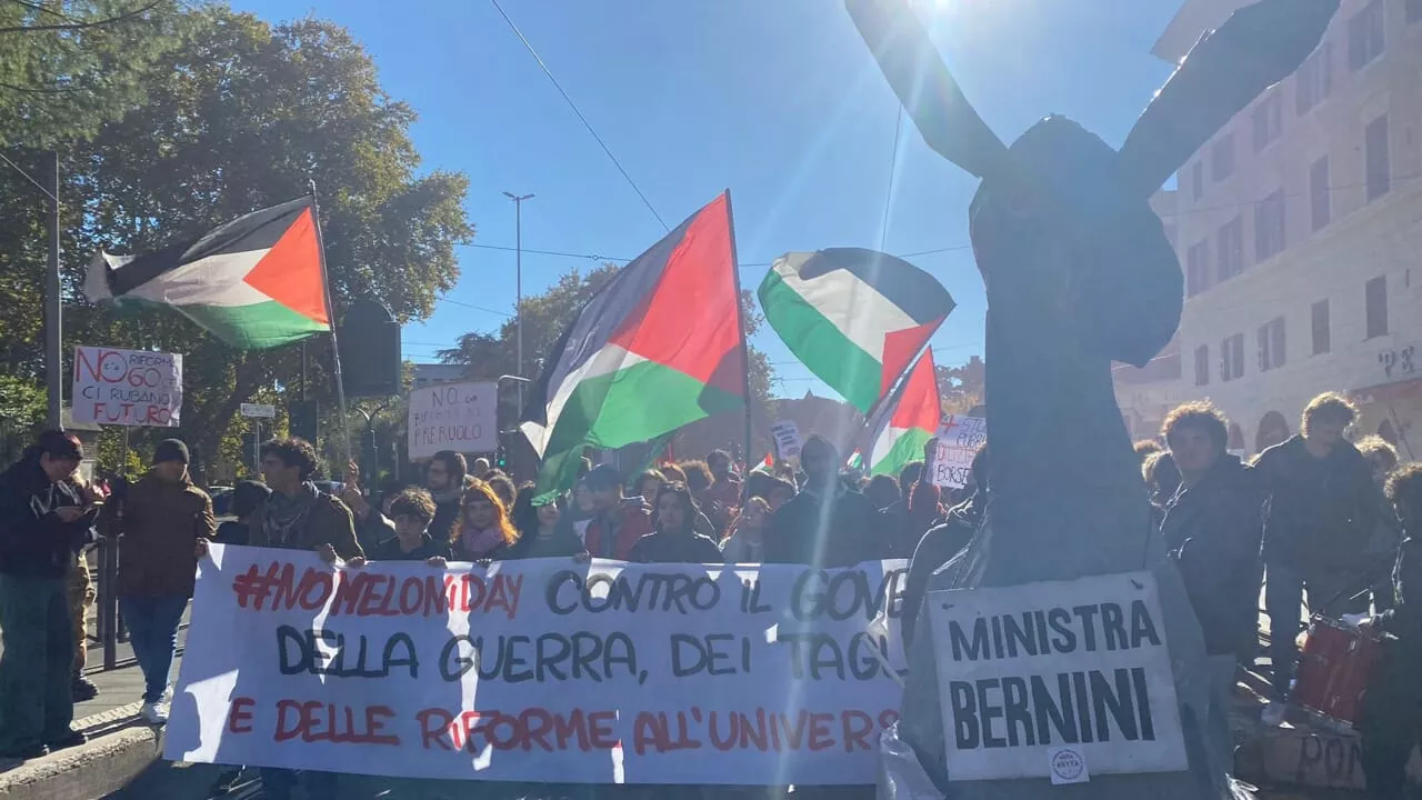 Lo sciopero degli studenti di Roma, doppio corteo contro il governo Meloni e per la Palestina