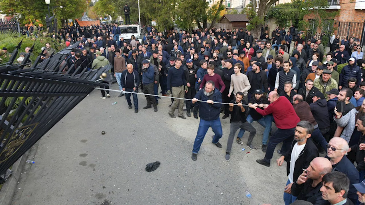 Протаранили ворота перед зданием парламента: в столице Абхазии акция протеста переросла в беспорядки