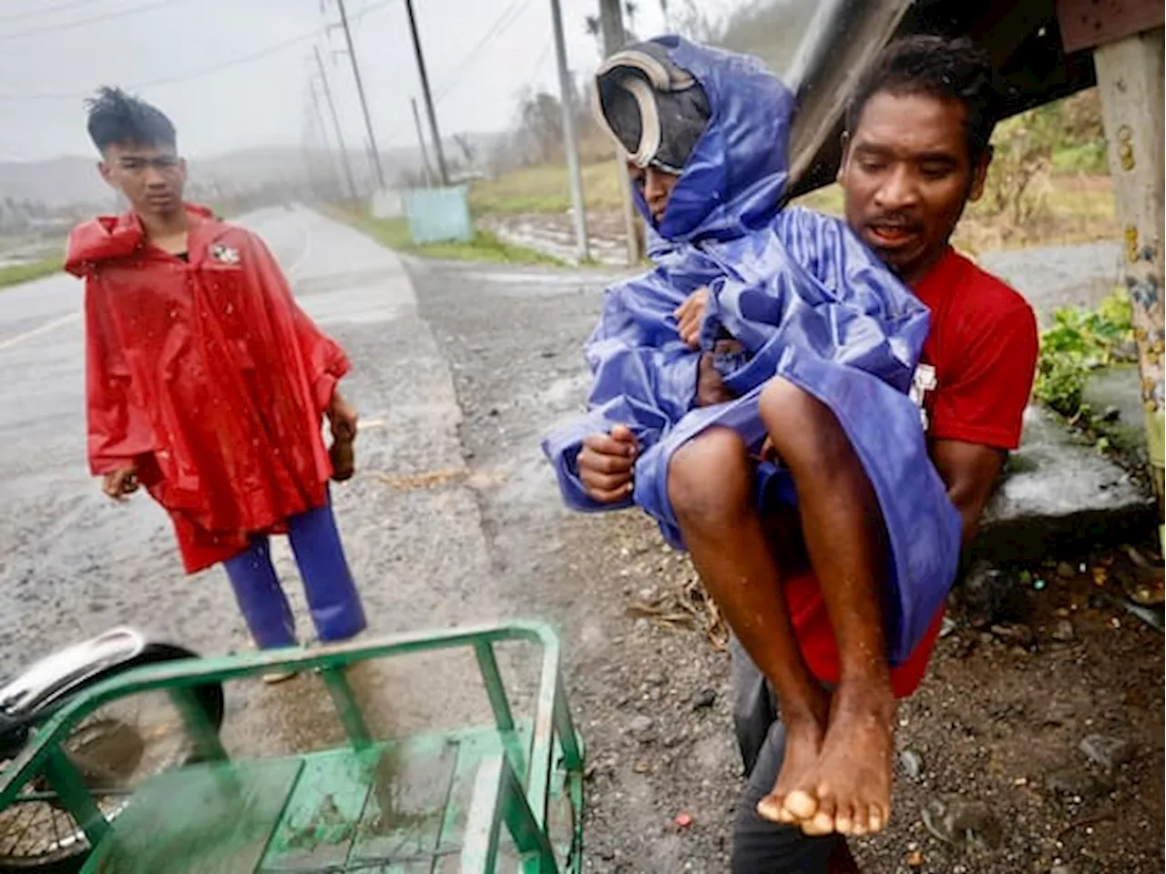 Filippine colpite dal tifone Usagi, inondazioni e migliaia di persone evacuate