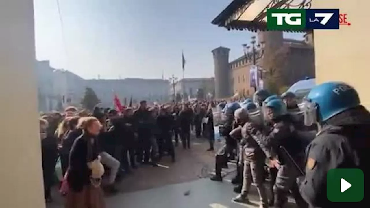 Studenti in piazza in tutta Italia nel 'No Meloni day', scontri con la polizia a Torino