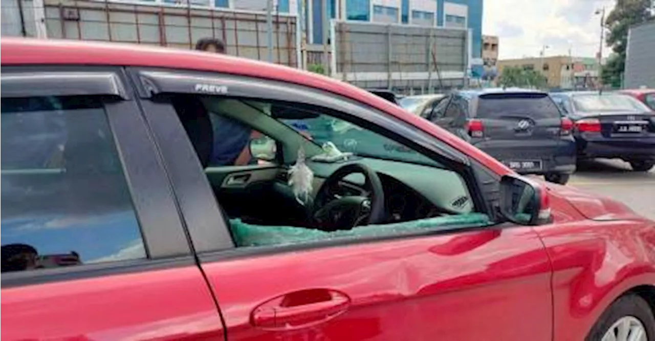 M’sian double-parks, finds car window smashed