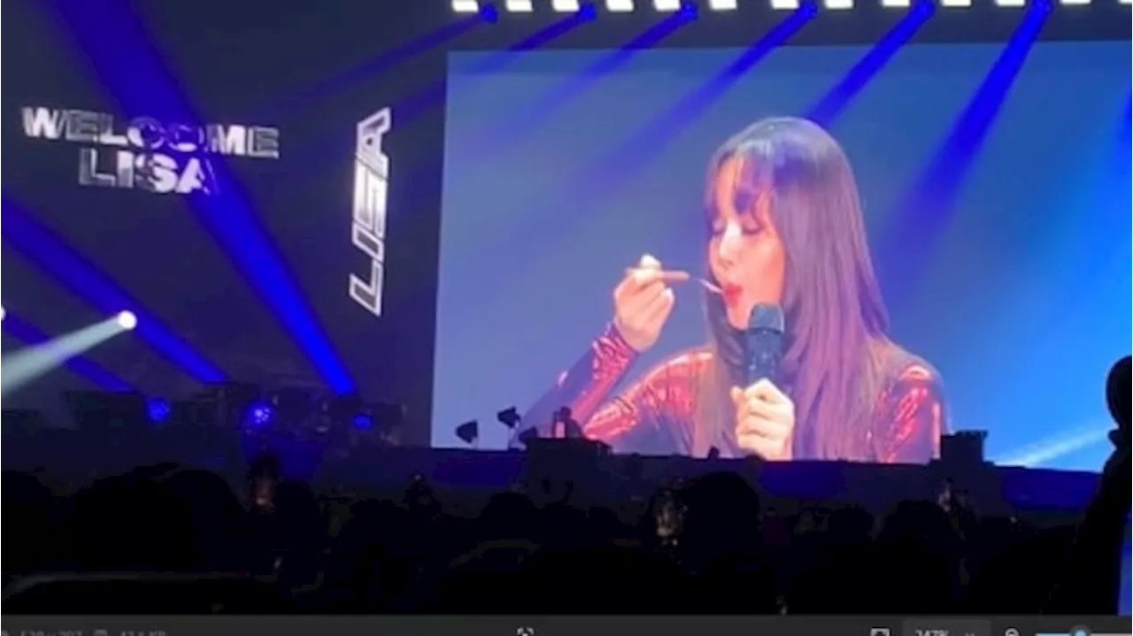 Makan Rendang Saat Fan Meetup di Jakarta, Lisa: Ini Sangat Enak