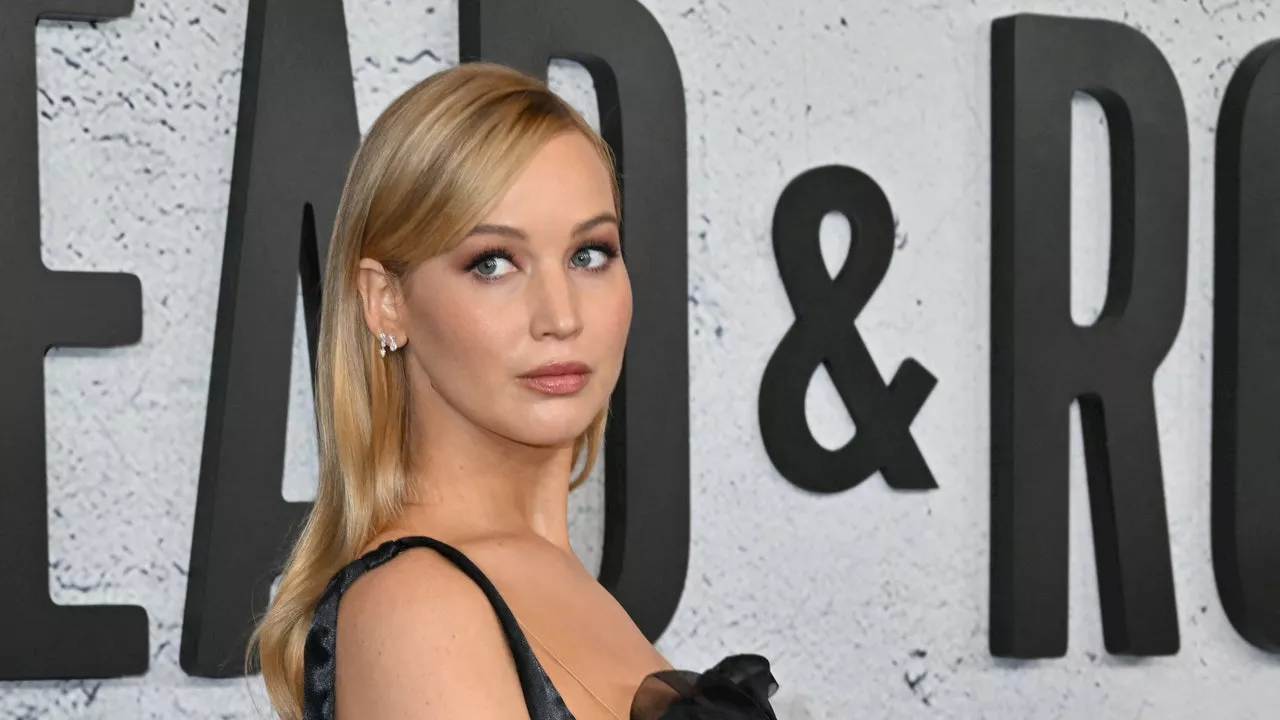 Jennifer Lawrence Adds Archival Couture to Her Maternity Wardrobe