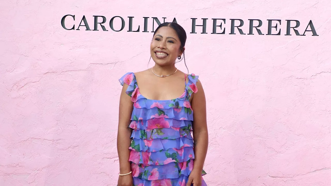 Yalitza Aparicio brilla en el desfile de Carolina Herrera en México con un vestido de flores