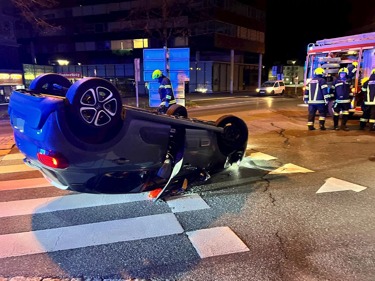 Mit Auto überschlagen: Pkw-Lenker bei Verkehrsunfall in Bregenz verletzt