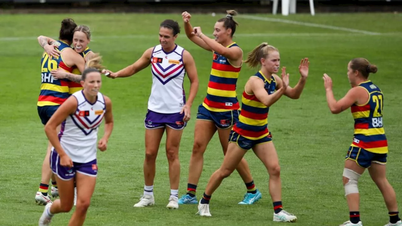 Adelaide cruise through AFLW finals clash with Fremantle in sweltering conditions