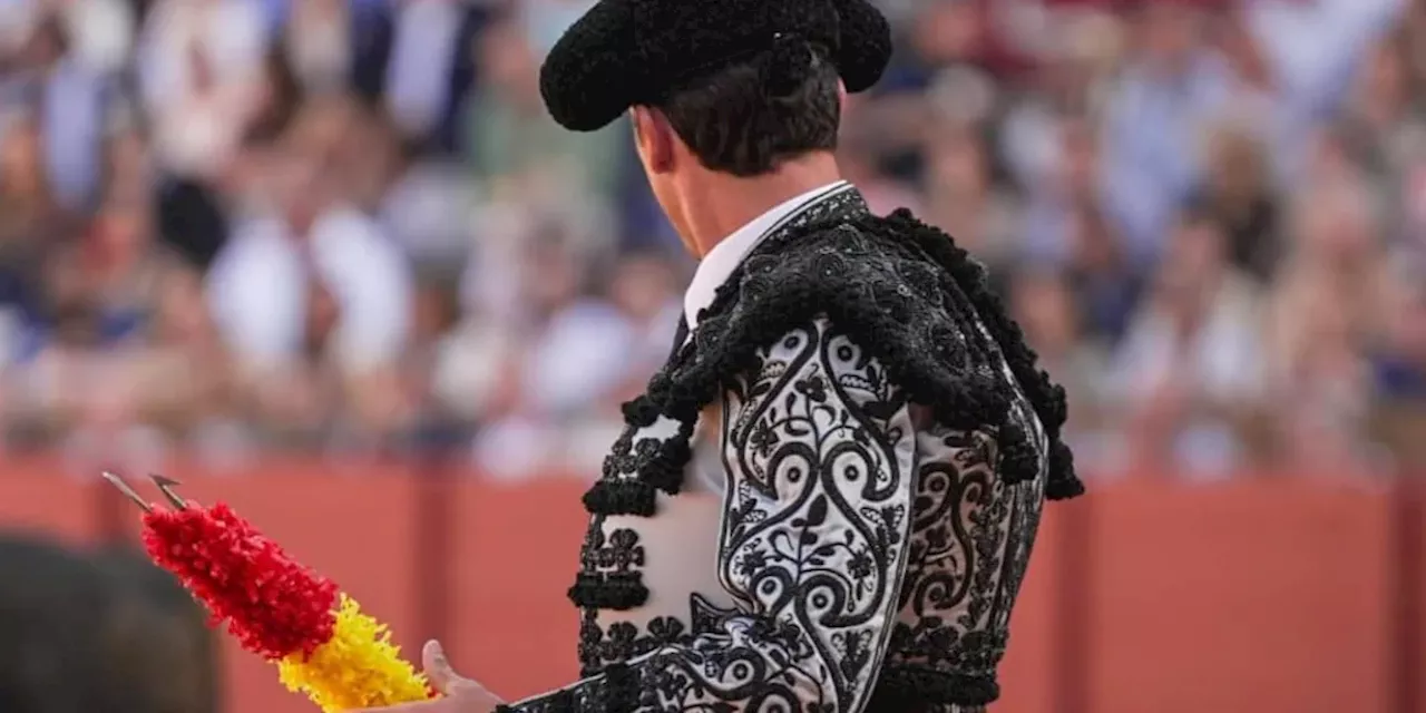 Le roban el traje de torear a un banderillero de Sevilla