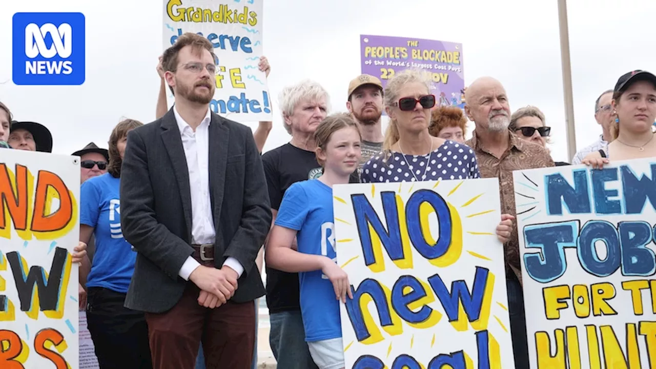 NSW government cracks down on three-day Port of Newcastle blockade, issues water exclusion zone