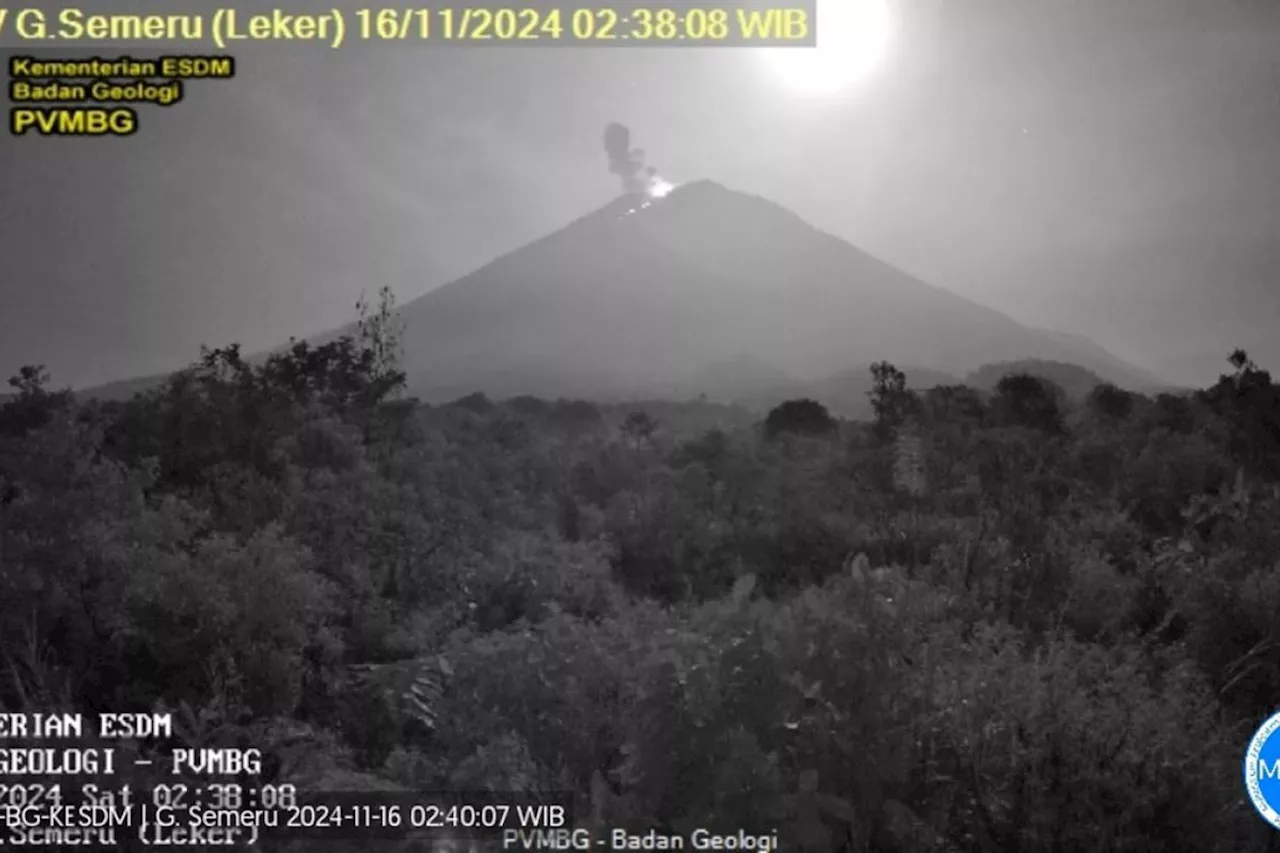 Gunung Semeru beberapa kali erupsi pada Sabtu pagi