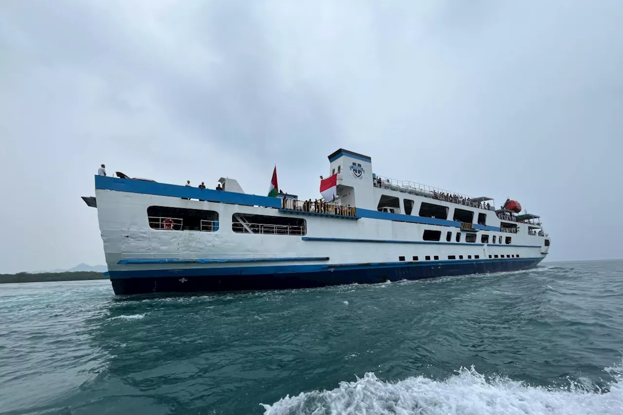 Ribuan warga kibarkan bendera Indonesia dan Palestina di Selat Sunda