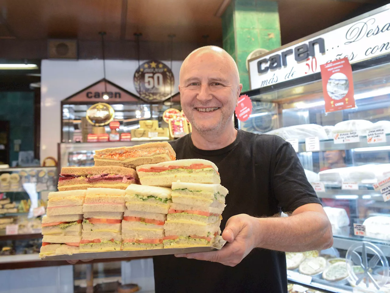 En Recoleta, los 55 años de la confitería 'retro' famosa por sus enormes sándwiches de miga de matambre y otros sabores originales