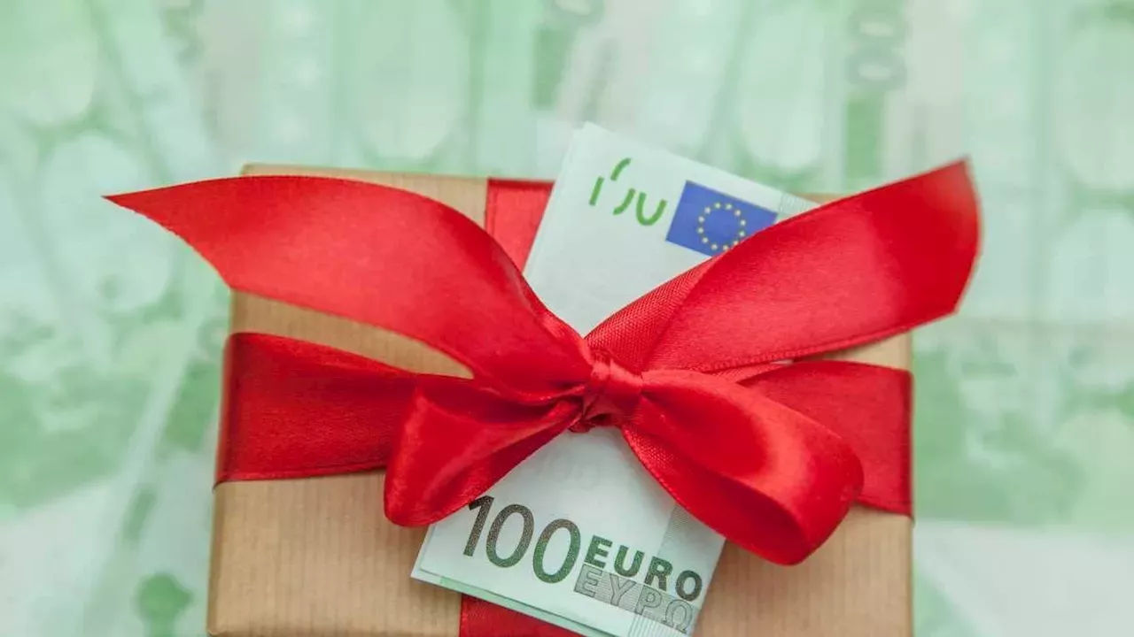 Bonus Natale, 100 euro anche ai genitori single chi ne ha diritto e come richiederlo Italia