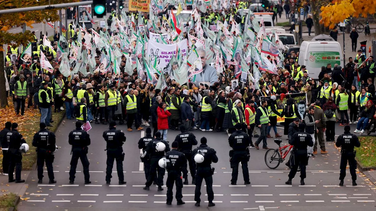 Großeinsatz der Polizei: Tausende demonstrieren bei Kurden-Demo in Köln für PKK-Gründer Öcalan