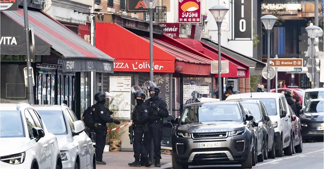 Bewaffneter verschanzt sich stundenlang in Pariser Lokal