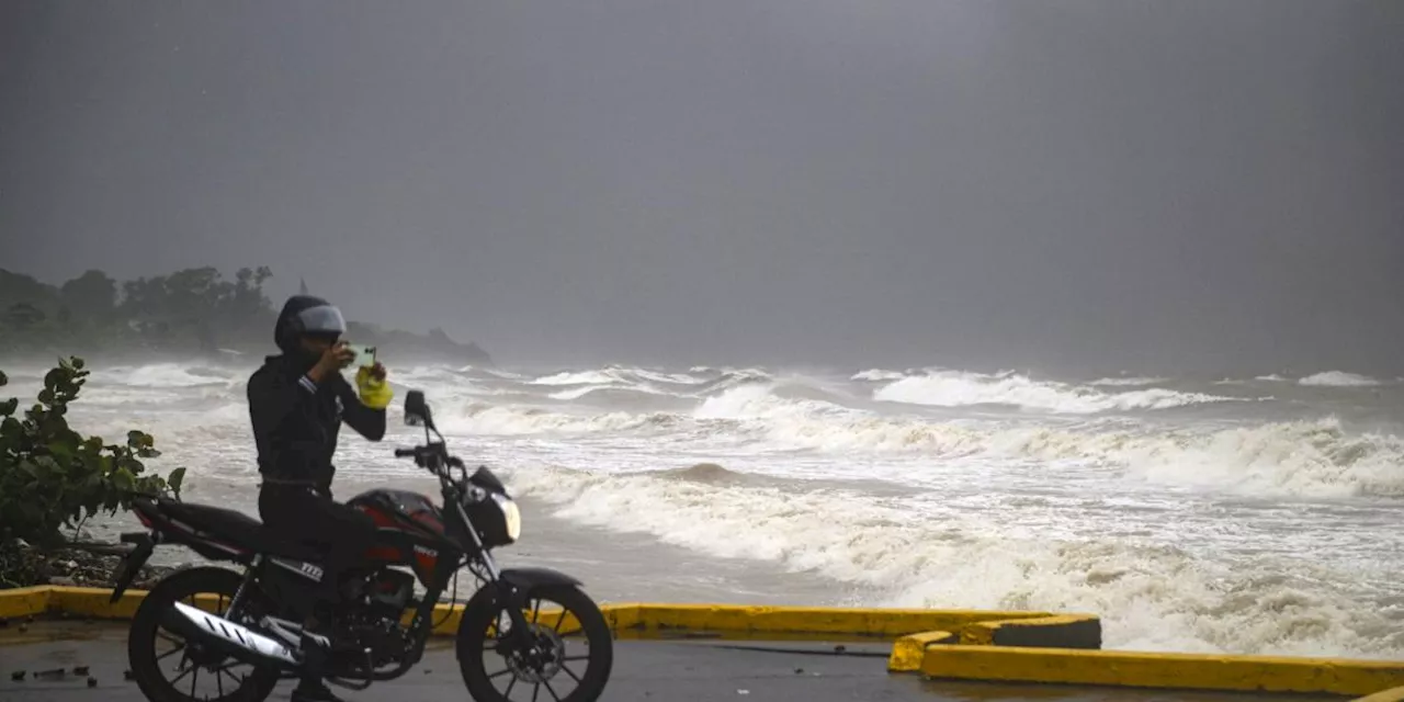 Tormenta Sara avanza por el Caribe rumbo a Belice