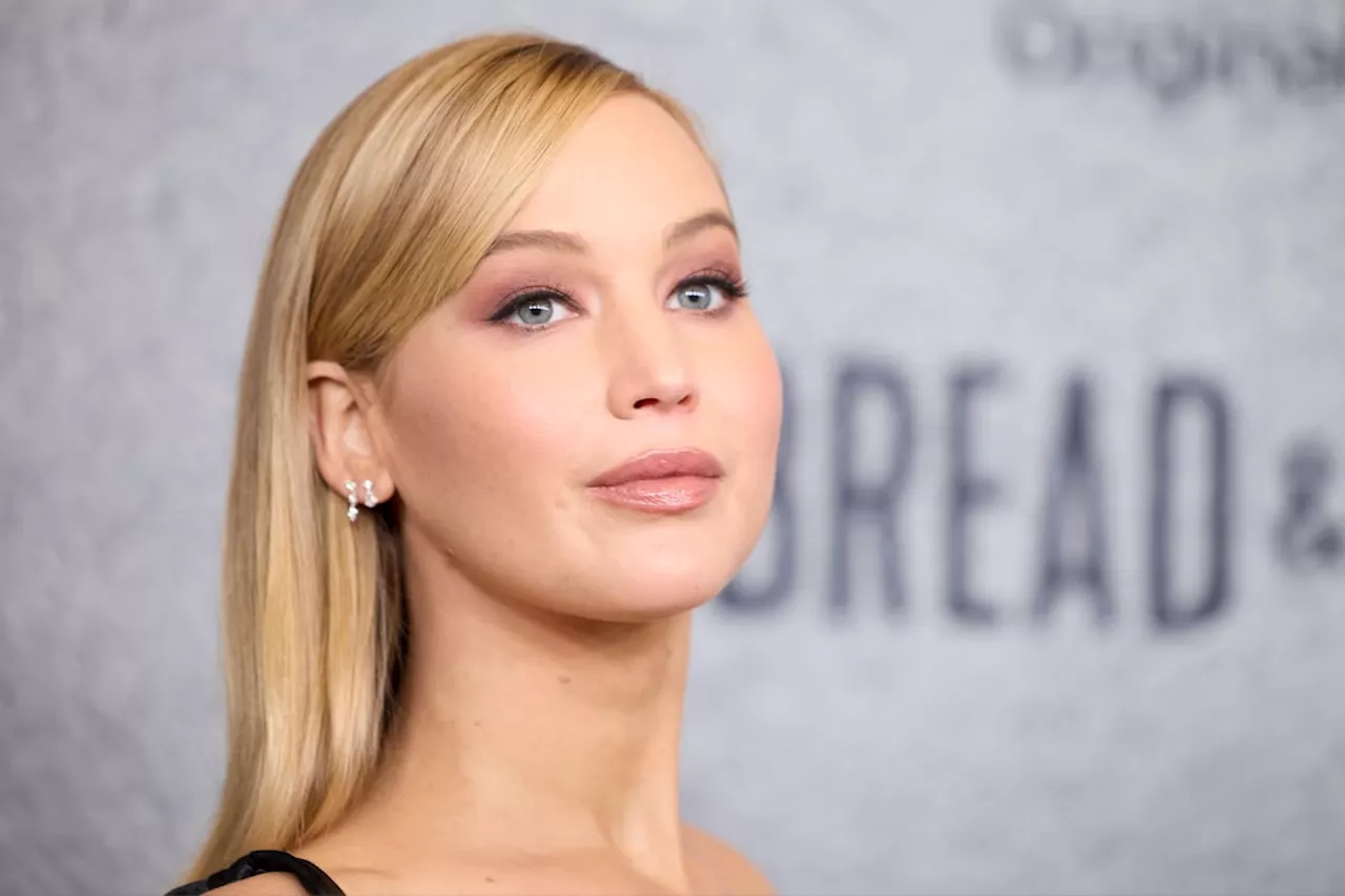 Jennifer Lawrence muestra su barriga de embarazada en el estreno de su proyecto junto a Malala