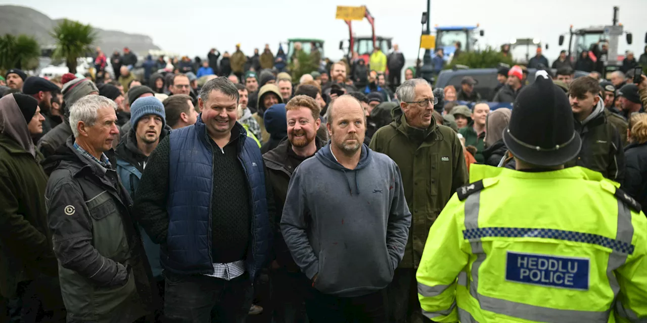 Pays de Galles : manifestation d'agriculteurs devant une conférence du Labour avec Keir Starmer