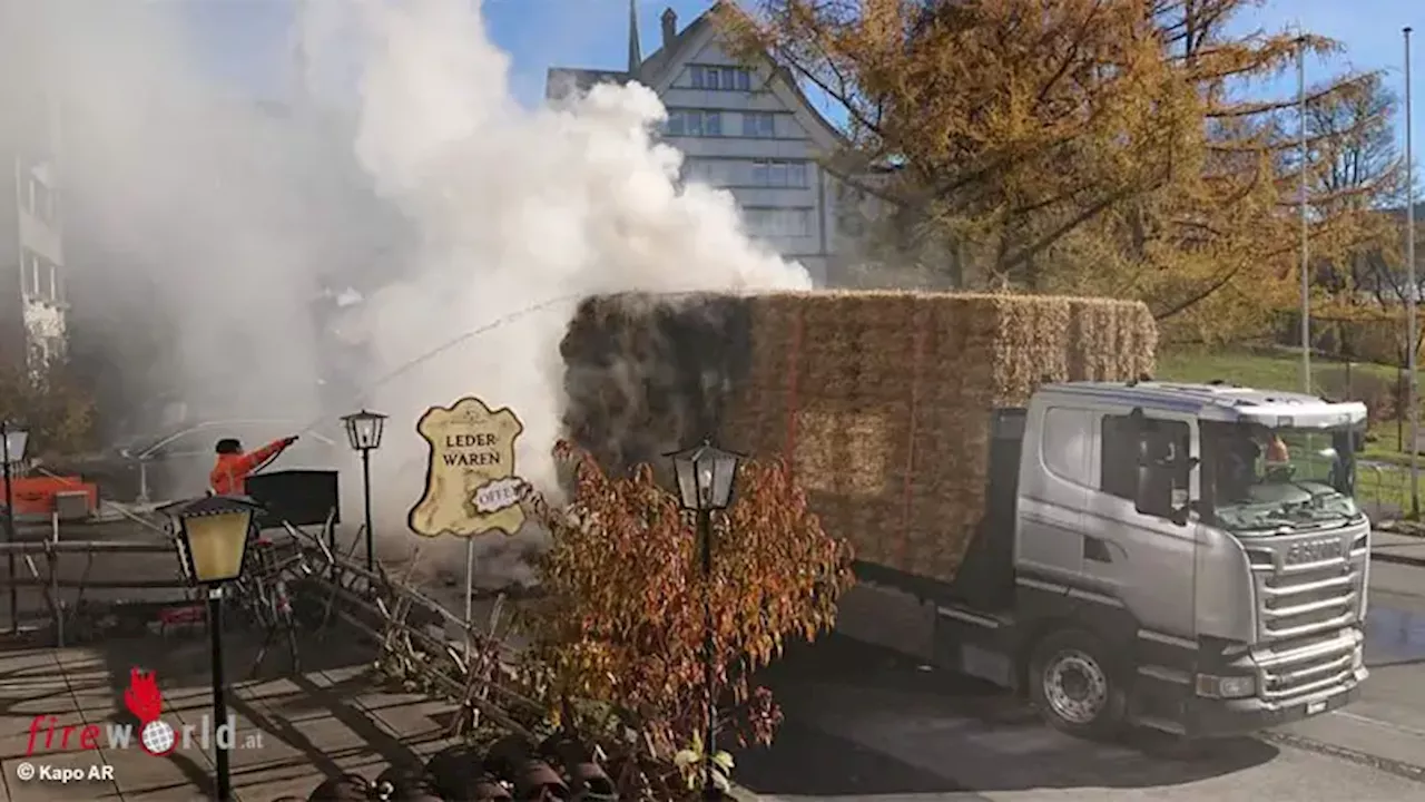 Schweiz: Baufirma-Mitarbeiter starten Löscharbeiten an in Brand geratener Stroh-Ladung auf Lastwagen in Gais