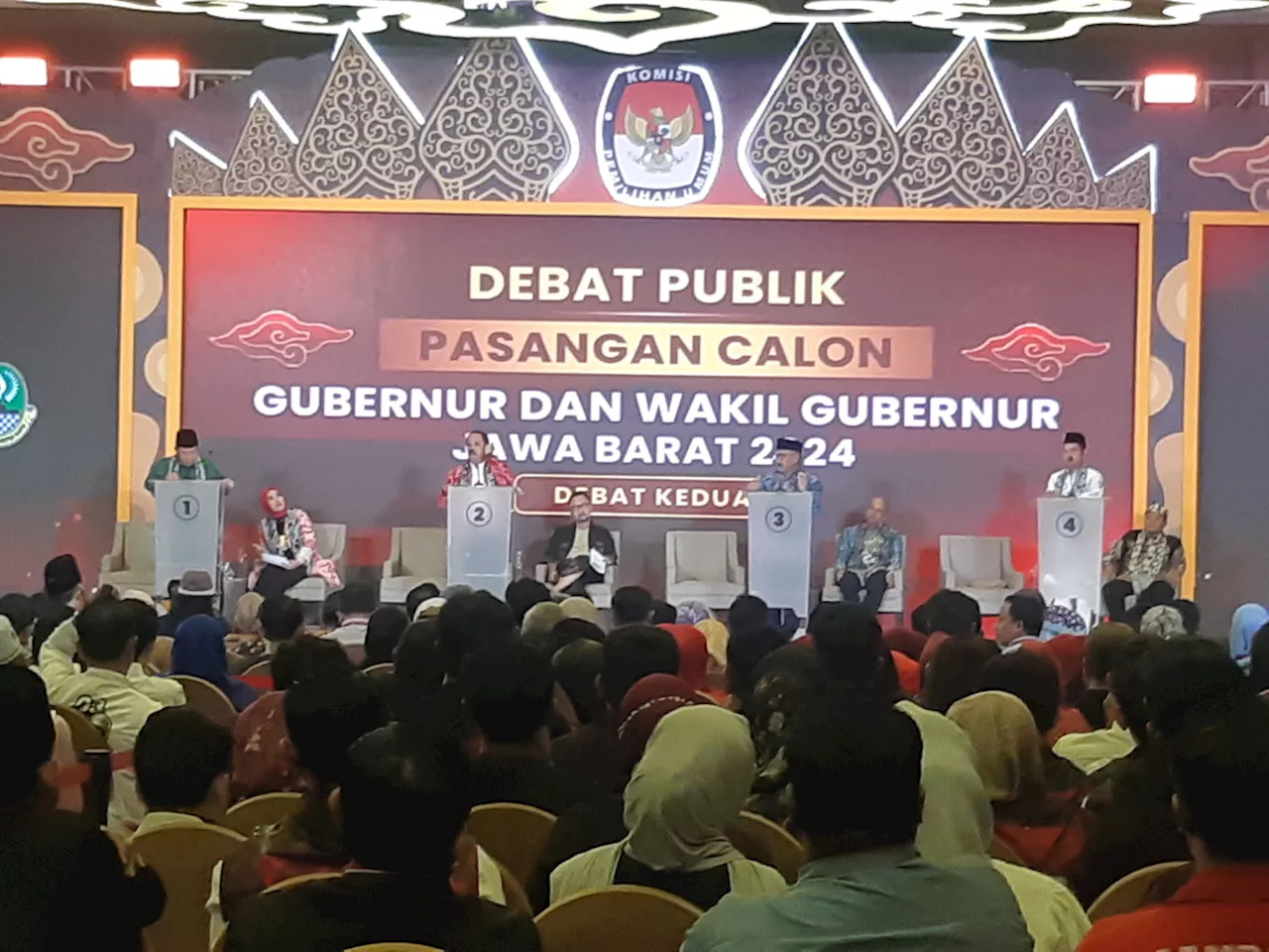 Tutup Debat Kedua Pilkada Jabar, Paslon Menyanyi hingga Atraksi