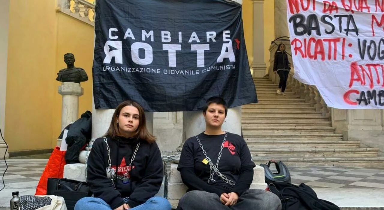 Prof “spoglia” con le studentesse con l'intelligenza artificiali e loro si incatenano per protesta