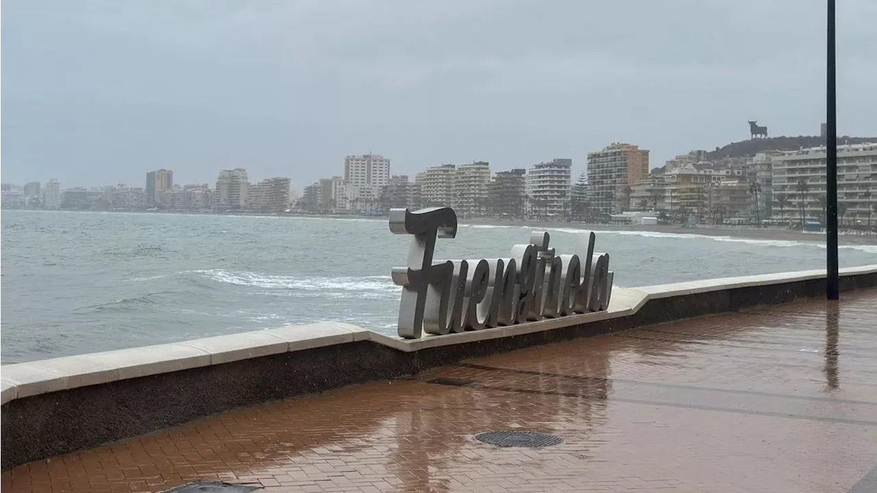 Localizan un cadáver dentro de un velero en una playa de Fuengirola, Málaga