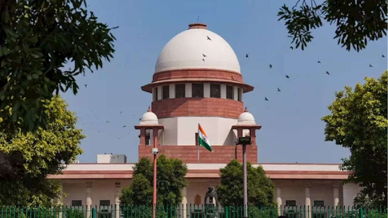 Supreme Court: 'स्कूलों में मासिक धर्म संबंधी स्वच्छता की जमीनी स्थिति पर गौर करे सरकार', केंद्र से बोला सुप्रीम कोर्ट