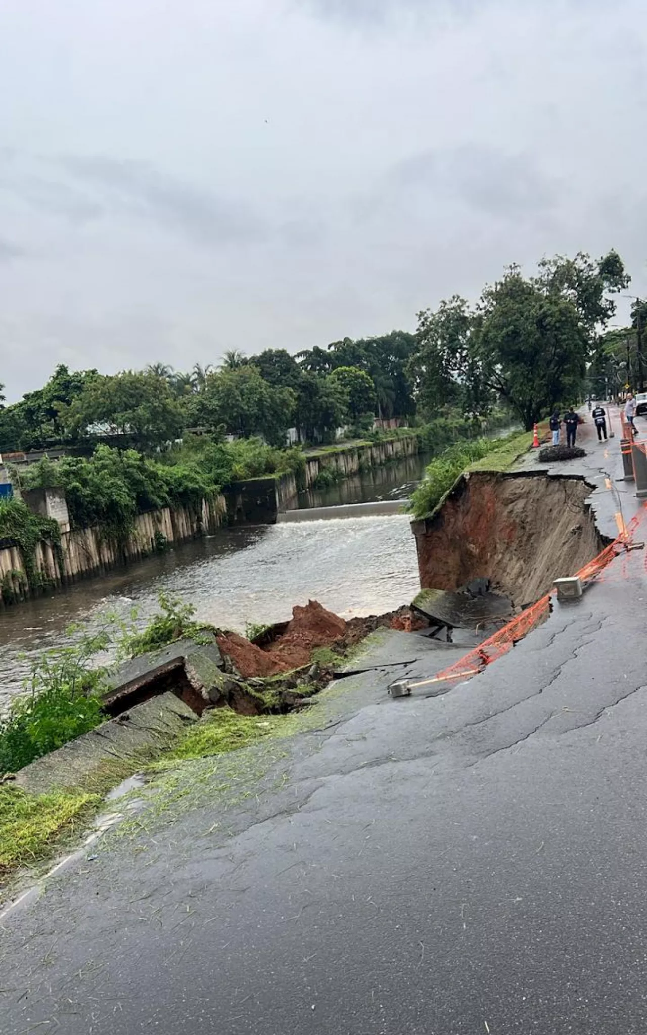 Contenção de rio desaba após afundamento de pista na Taquara