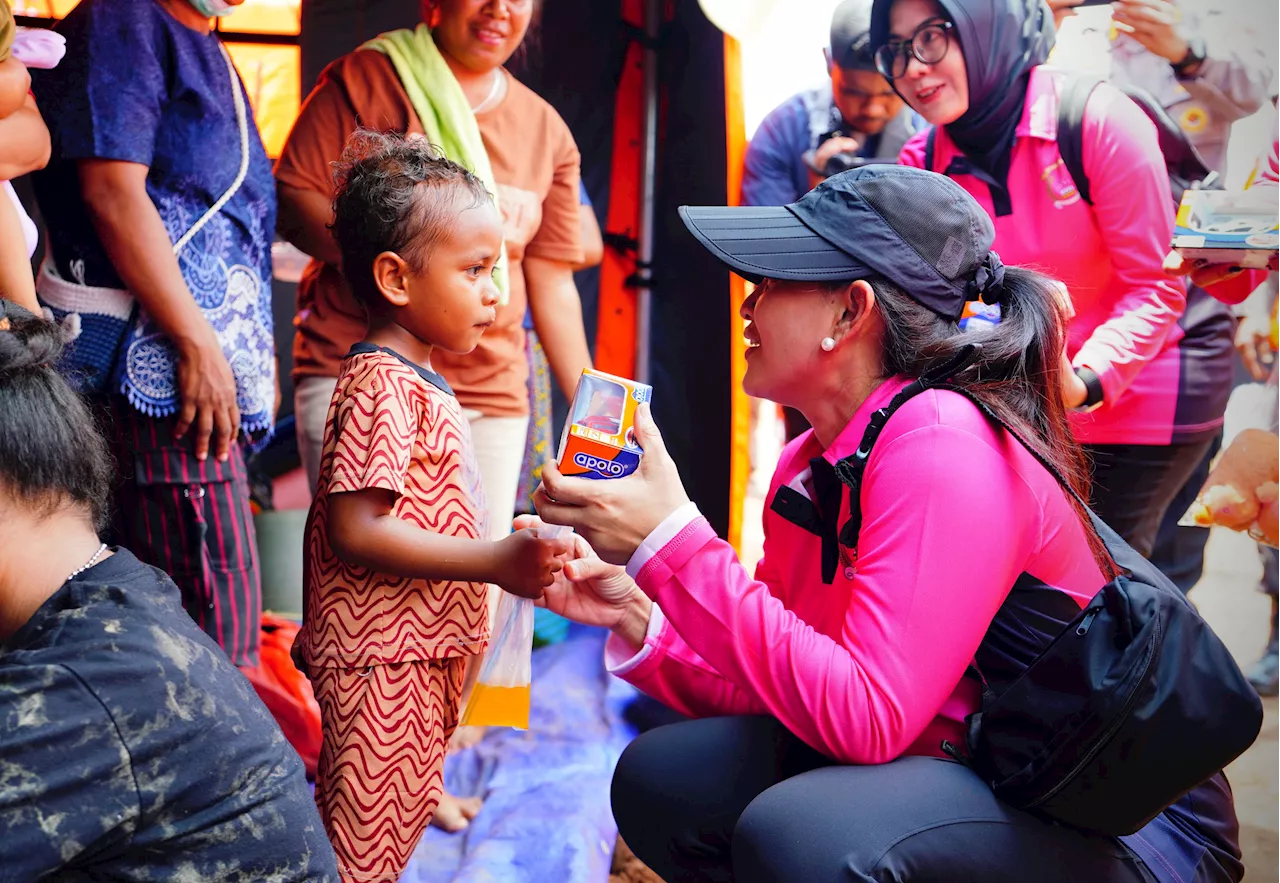 Ketua Umum Bhayangkari Hibur Anak-anak Pengungsi Erupsi Gunung Lewotobi