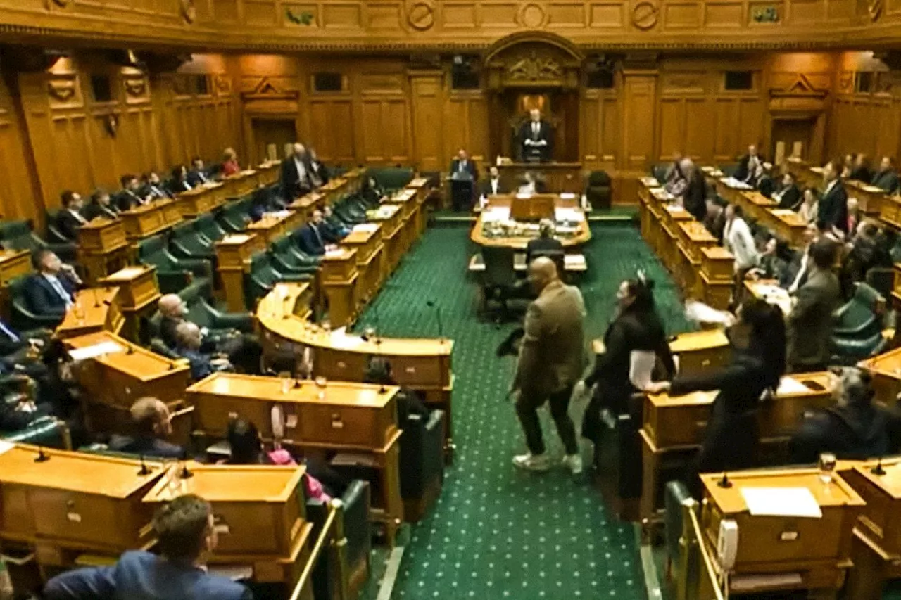 Nouvelle-Zélande: une députée interrompt une séance parlementaire avec un haka