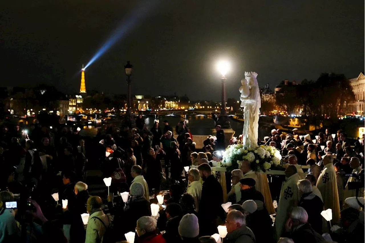 Réouverture de Notre-Dame : des milliers de Parisiens ont raccompagné la « Vierge du Pilier » chez elle