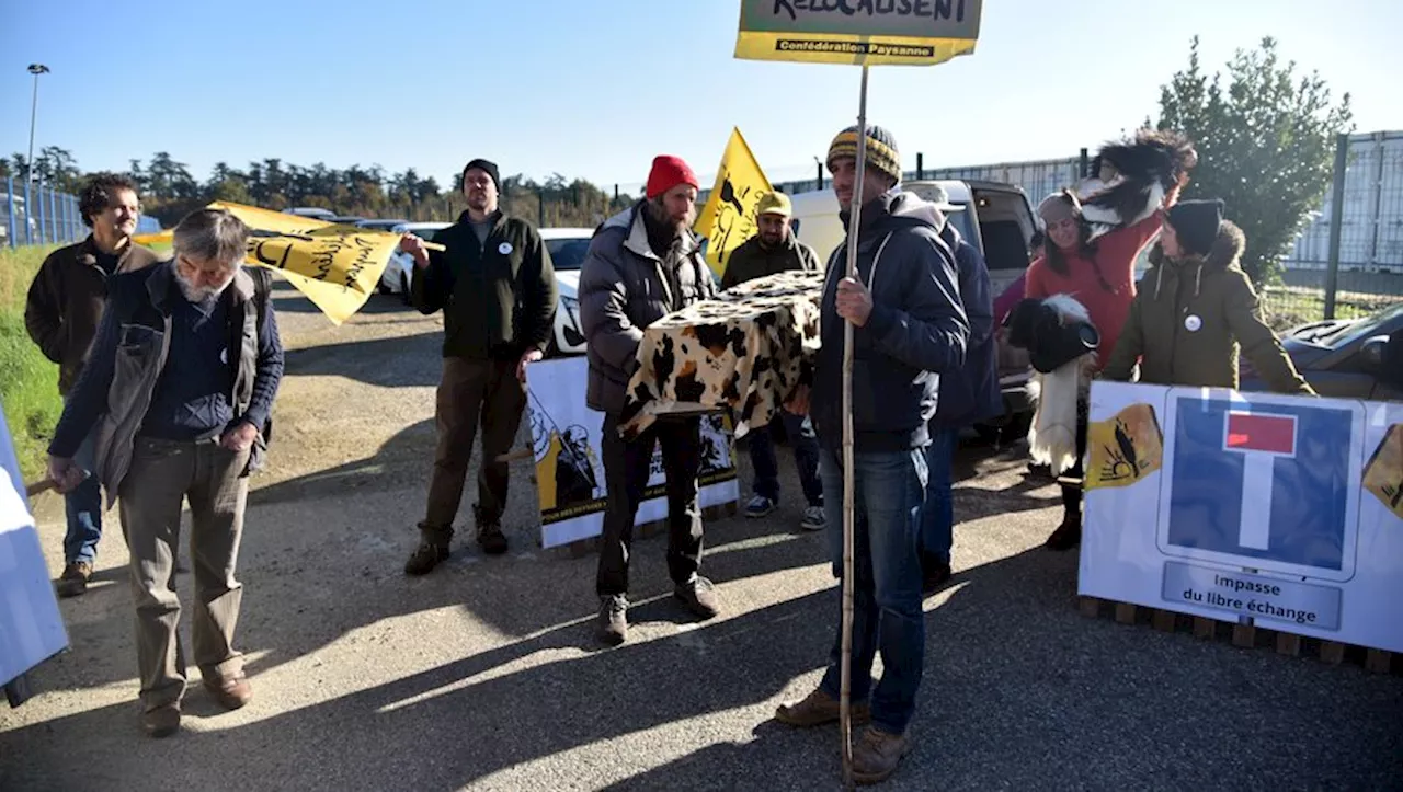 Colère des agriculteurs : Une action de la Confédération paysanne du Lot-et-Garonne devant un concessionnaire