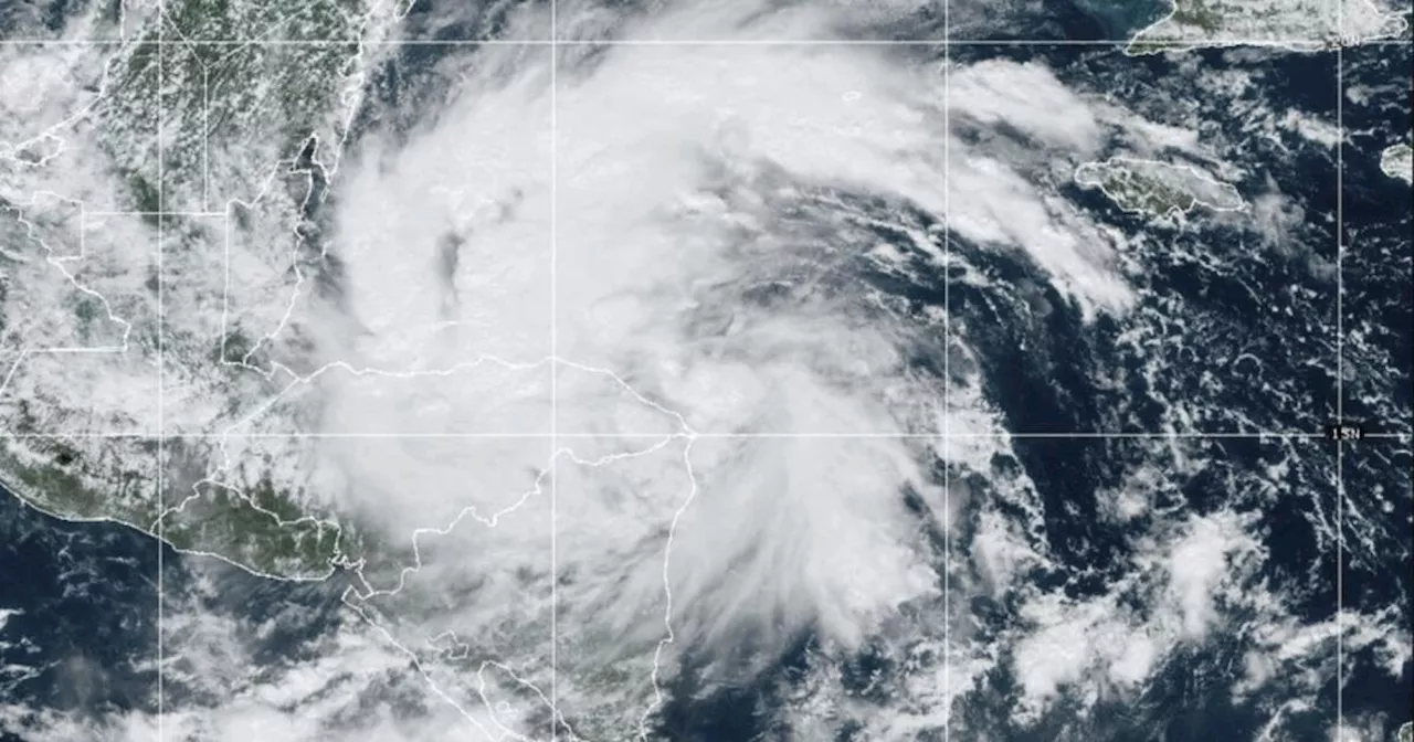 Tormenta tropical Sara toca tierra en el norte de Honduras y trae fuertes lluvias a Centroamérica