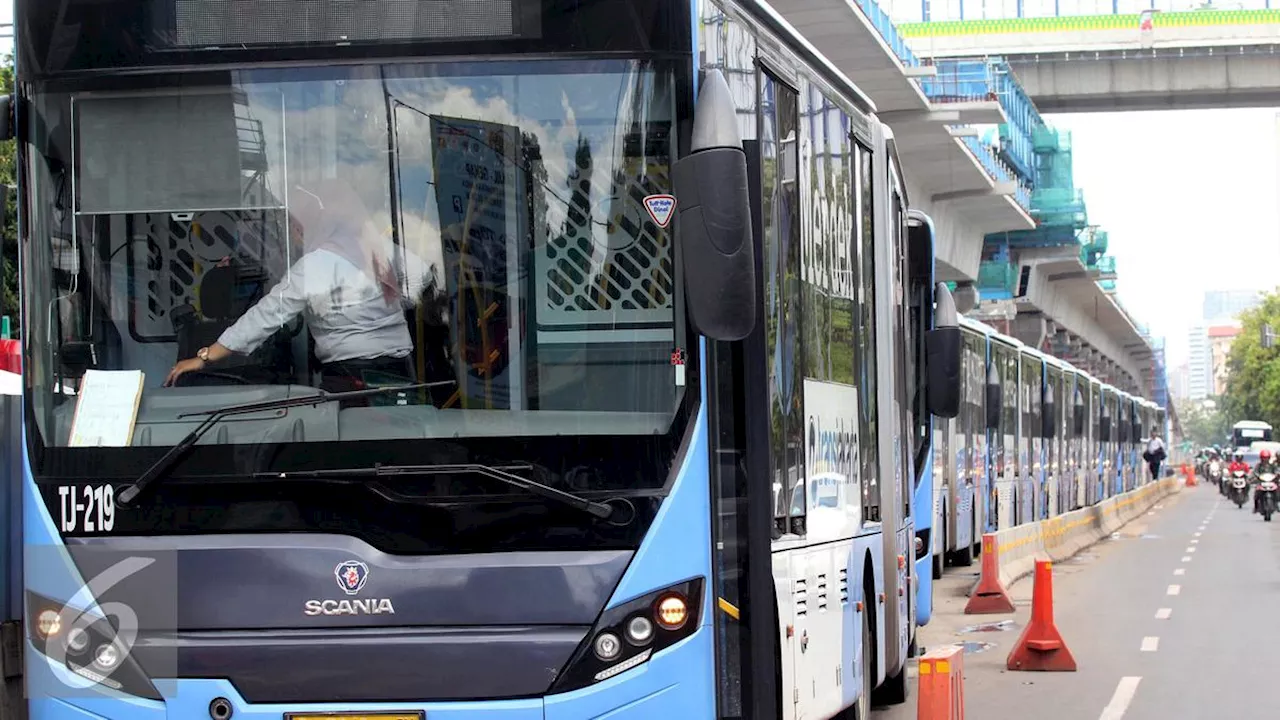 Polisi Tangkap Pria yang Viral Lempar Kaca Bus Transjakarta di Jaksel