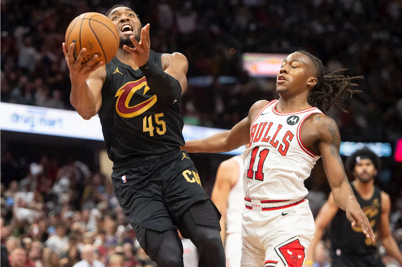 Mitchell shines anew as Cavs tame Bulls to stay perfect at 14-0