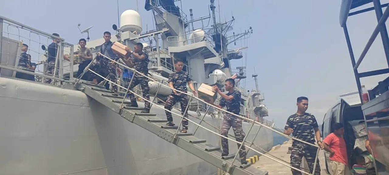 KRI Ahmad Yani Sandar di Labuan Bajo, Angkut Bantuan Kemanusiaan untuk Pengungsi Erupsi Lewotobi