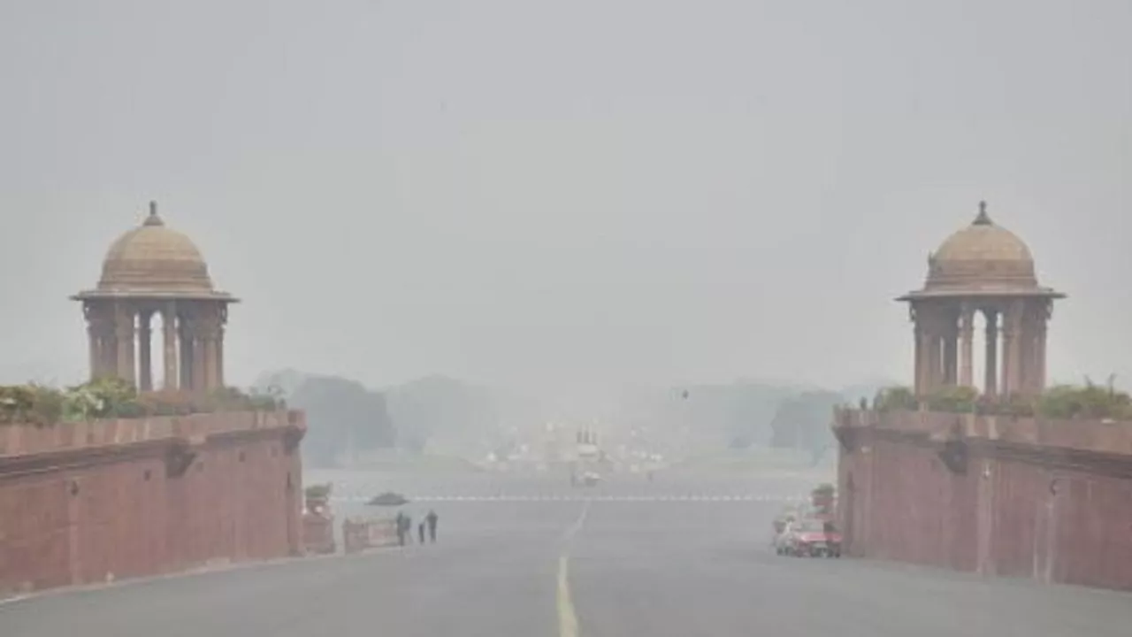 Weather update: दिल्ली में छाया जहरीले धुएं वाला स्मॉग, थमी हवा की रफ्तार, जानें आने वाले दिनों में कैसा रहेगा मौसम