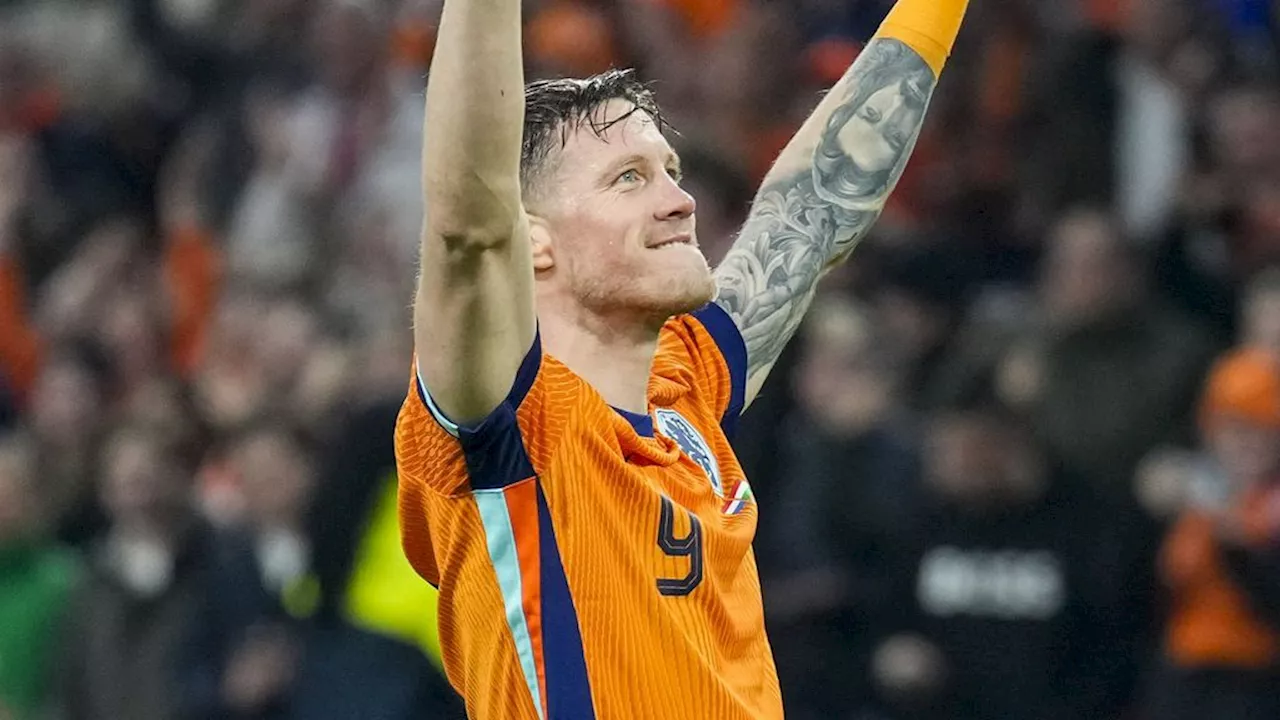 Oranje door nieuwe penalty op 2-0 • Hongaar Szalai bij bewustzijn naar ziekenhuis