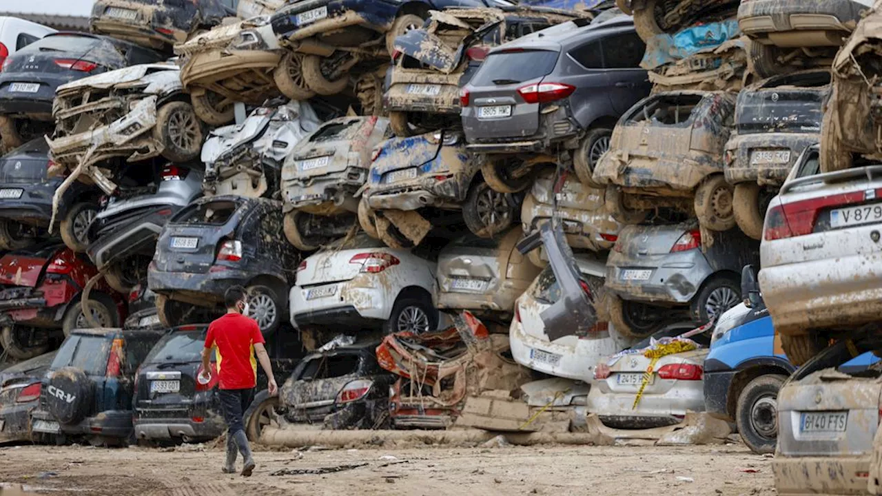 Valencia nog altijd bezaaid met autowrakken na overstromingen