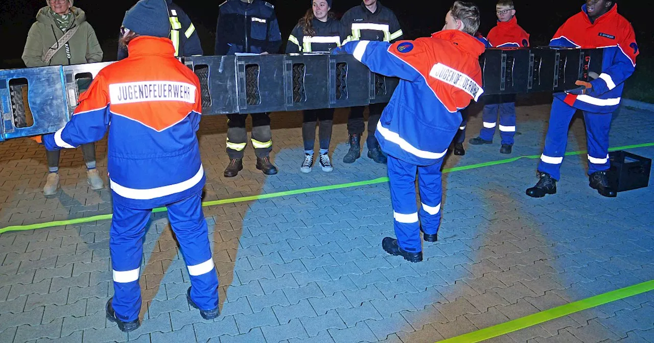 Rund 400 Nachwuchslöscher wandern nachts durch das Altenautal bei Lichtenau