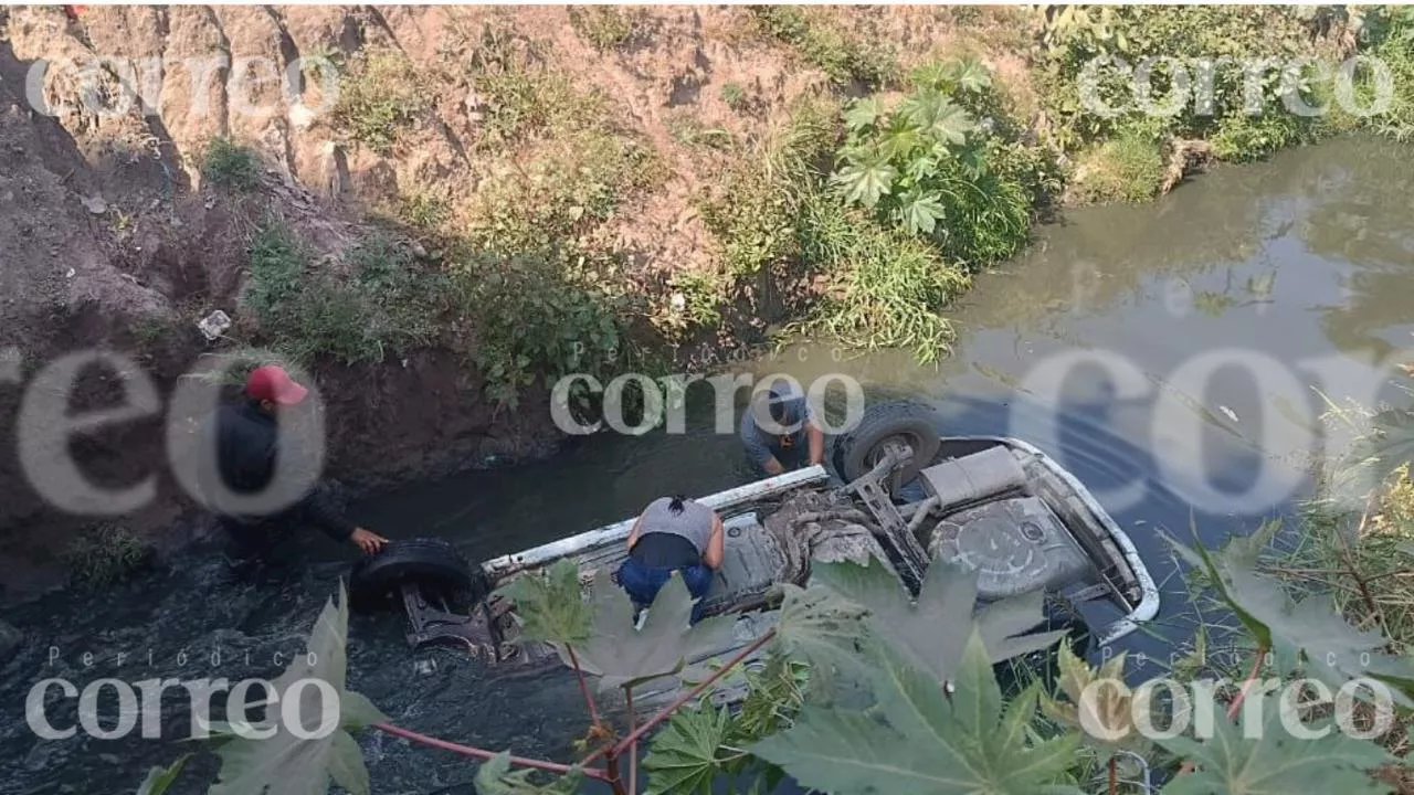 Mujer vuelca y cae al canal de Coria en la carretera Pueblo Nuevo-Irapuato