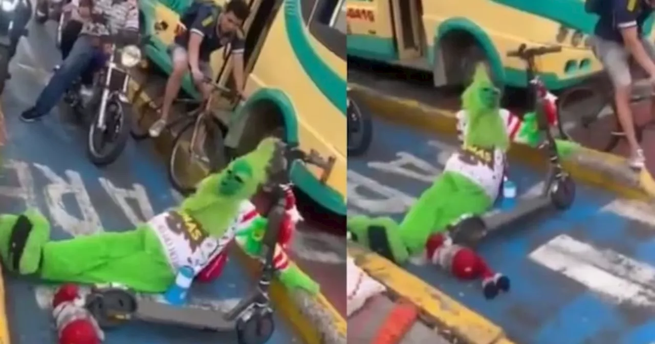 Grinch navideño con un parlante defiende cicloruta en Bucaramanga