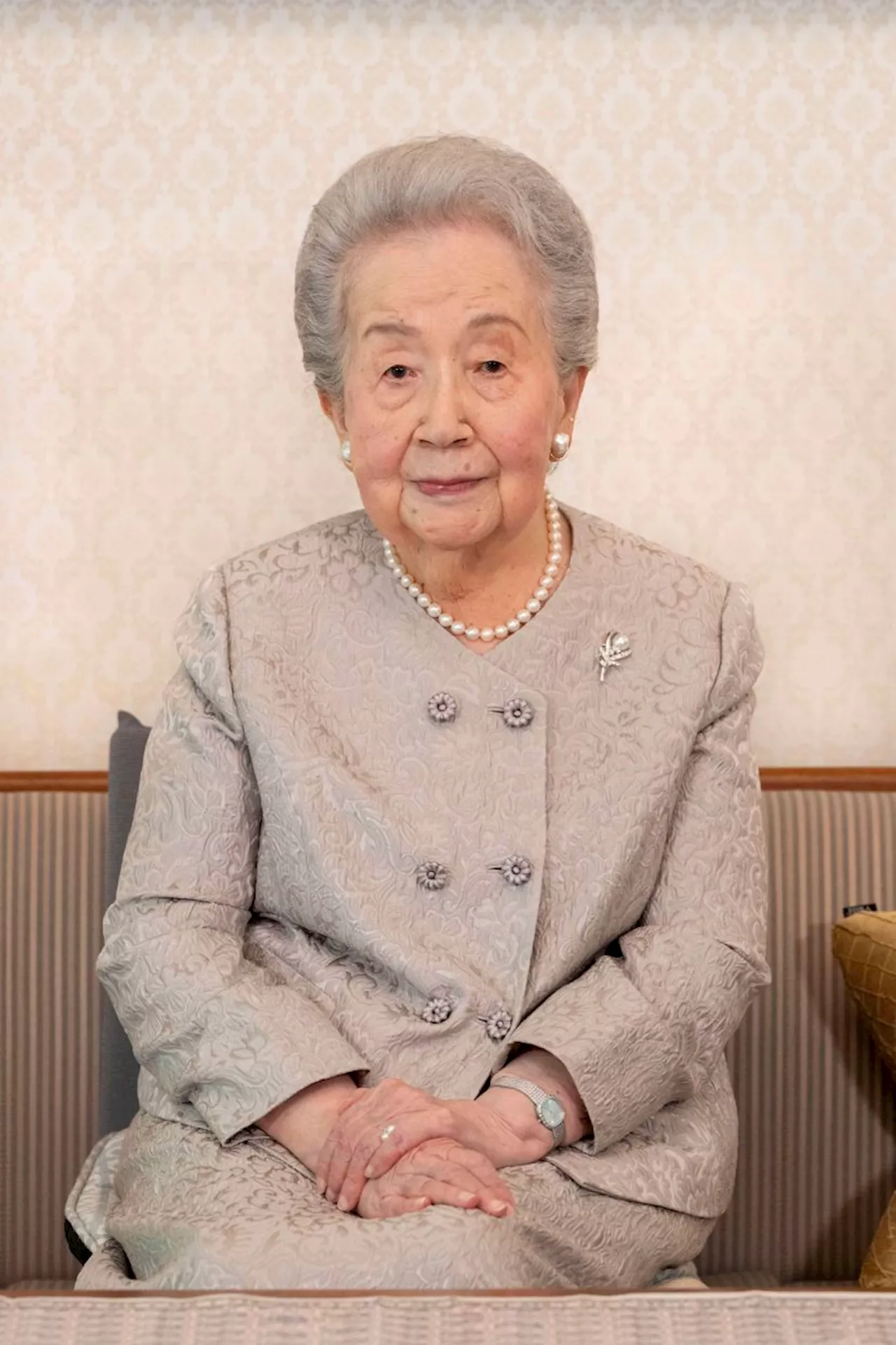 Mourners begin signing condolence books for Japan's Princess Yuriko; visitors lining up at Akasaka Estate to pay respects