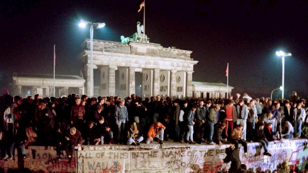 “La nuit où les Allemagnes s'embrassèrent” : il y 35 ans, la chute du mur de Berlin