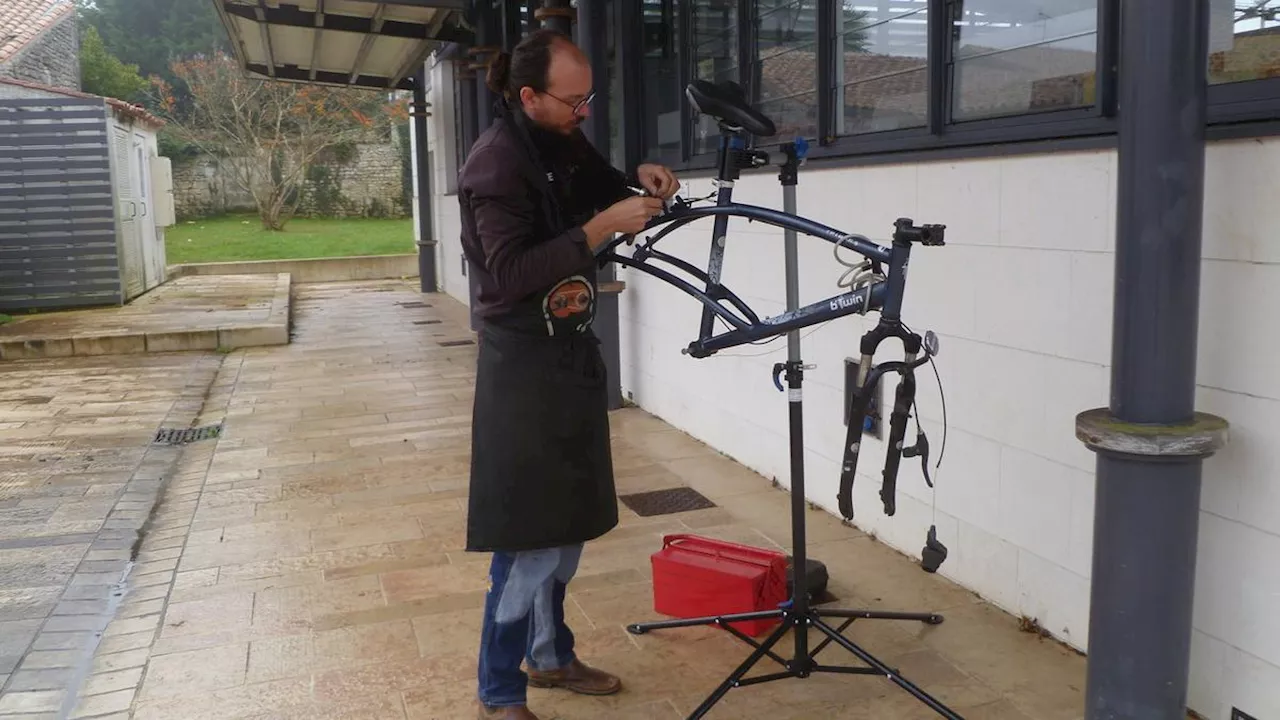 Saint-Porchaire : le « Docteur Vélo » a pris ses quartiers d’hiver dans son atelier à Crazannes