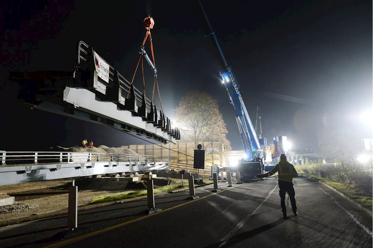 München: Behelfsbrücken für den Neubau der Kreuzhofbrücken über Nacht aufgebaut