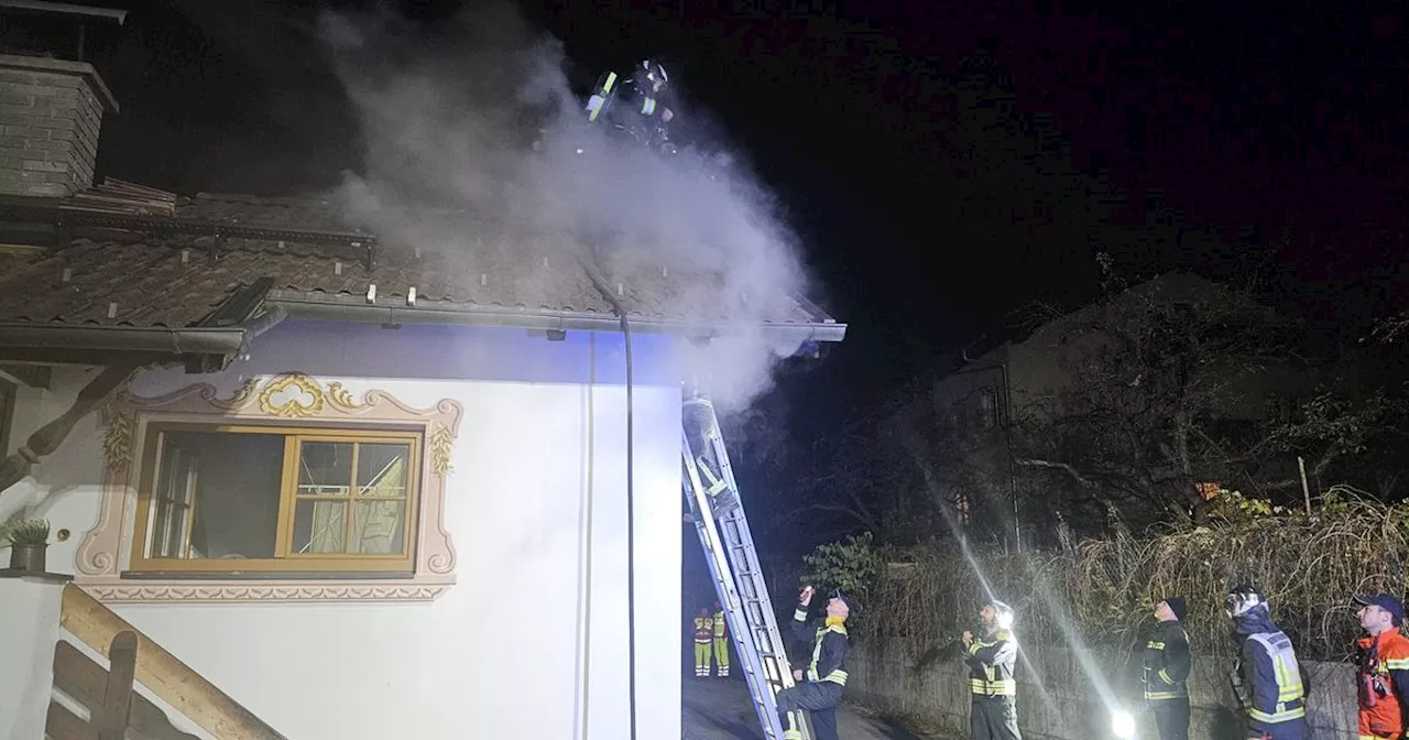 Nachbarn bemerkten Rauch: Dachstuhl geriet am Freitagabend in Innsbruck in Brand