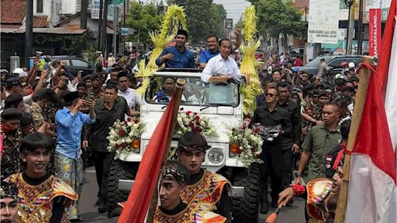 Penampakan Jokowi Bagi-bagi Kaos Bareng Luthfi-Taj Yasin Pakai Mobil Jeep